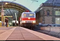 143 822-5 (243 822-4 |  Weiße Lady ) der Erfurter Bahnservice GmbH (EBS) als DPE 92150  Rennsteig-Express  von Meiningen nach Berlin-Lichtenberg steht während der blauen Stunde in Halle(Saale)Hbf auf Gleis 8.
Da der Zug seine Fahrt erst um 7:20 Uhr fortsetzte, blieb genug Zeit, ein paar Langzeitbelichtungen anzufertigen. Auch zahlreiche Fahrgäste nutzten diesen Aufenthalt für Fotos, Gespräche mit dem Zugpersonal und ähnliches.
[16.2.2019 | 7:07 Uhr]