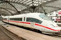 Der ICE 3 steht im Kölner HBF zur Abfahrt bereit. Aufgenommen am 10.5.2019.