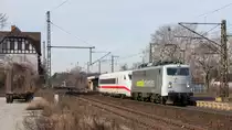 Die railadventure 139 558-1 hat einen ICE 2-Steuerwagen im Schlepp. Die Aufnahme gelang am 23. Februar 2018 in Magdeburg-Sudenburg.