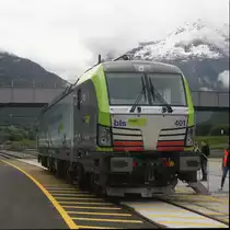 Beim Publikumsanlass zeigte sich die Re 475 401 der BLS Cargo so ziemlich zum ersten Mal einem grösseren Publikum.
Dem Fotografen gefällt die Vectron besonders gut.

Erstfeld, 04.06.2016