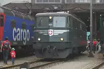 Die Ae 6/6 11421  Graubünden / Grischun  steht vor ihrem Heimatdepot Erstfeld und präsentiert sich dem zahlreichen Publikum. In den 50er Jahren gebaut, waren die Ae 6/6 bis in die 80er Jahren hinein die Gotthardlokomotive schlechthin und kaum vom Berg wegzudenken.

Erstfeld, 04.06.2016