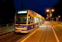 Die Linie der KVB mit der Wagennummer 4090 bei Nacht an der Haltestelle Königsforst. Aufgenommen am 10.6.2019.