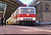 143 822-5 (243 822-4 |  Weiße Lady ) der Erfurter Bahnservice GmbH (EBS) als DPE 92150  Rennsteig-Express  von Meiningen nach Berlin-Lichtenberg steht in Halle(Saale)Hbf auf Gleis 8.
Da der Zug seine Fahrt erst um 7:20 Uhr fortsetzte, blieb genug Zeit, ein paar Langzeitbelichtungen anzufertigen. Auch zahlreiche Fahrgäste nutzten diesen Aufenthalt für Fotos, Gespräche mit dem Zugpersonal und ähnliches.
[16.2.2019 | 7:10 Uhr]