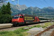 Re 460 080-5. Der InterRegio aus Chur f�hrt in den Bhf. Bad Ragaz ein.  Alpenqueren im Verkehrshaus  lautet die Werbebotschaft f�r die Ausstellung zum Gotthardbahn-Jubil�um in Luzern. F�r Bergfreunde - Im Hintergrund links ist der Falknis, ganz rechts der Vilan. 24.6.2007