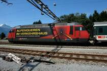 Re 460 080-5. Der InterRegio, mit der  Verkehrshaus  Werbelok, setzt sich wieder in Bewegung mit Endziel Basel �ber Ziegelbr�cke und Z�rich HB. Bei dem herrlichen Wetter sicher eine wundersch�ne Reise durch abwechslungsreiche Landschaften. Bhf. Bad Ragaz (St. Gallen) am 24.6.2007.