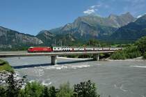 Ein InterRegio aus Chur �berquert den Rhein kurz vor dem Bhf. Bad Ragaz (Kanton St. Gallen). Im Hintergrund ist der m�chtige Falknis zu sehen. 24.6.2007