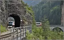 Glacier Express PE905 mit Ge 4/4 II 619  Samedan  hat soeben den Landwasserviadukt überquert. Gesehen durch den kurzen Zalainttunnel zwischen Filisur und Alvaneu. (10.06.2019)