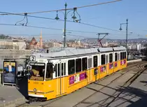 Ganz KCSV–7 1325 hält am frühen morgen des 01. April 2019 in der Station Széchenyi István tér, im Hintergrund zu erkennen die Szilágyi Dezső téri református Kirche sowie die  Felsővízivárosi Szent Anna Kirche.
