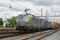 Doppeltraktion, mit den Siemens Vectron 475 408-1 und 193 494-2 durchfährt den Bahnhof Pratteln. Die Aufnahme stammt vom 27.05.2019.