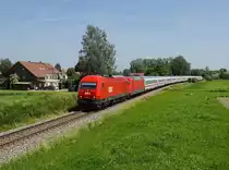 Die 2016 075 und die 101 010 mit einem Umgeleiteten EC am 09.06.2019 unterwegs bei Dorfen.