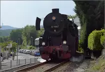 Bahnfest in Königstein. 52 4867 zieht den Zug mit den grünen Schnellzugwagen die letzten Meter die Steigung in den Bahnhof Königstein hoch. Mangels vernüftiger Fotostellen bzw, tausend Masten vor der Linse musste hier eine Gegenlichtaufnahme herhalten. Mai 2018.