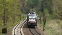 ES 64 U2 - 008 (182 508-2)schiebt gemischte Personanwaggons von HkX und der Nord-ostsee-Bahn (NOB) am 03.05.2015 in Fahrtrichtung Bremen. Foto aufgenommen am Wiehengebirgs-Pass zwischen Vehrte und Ostercappeln.