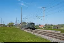SBB Historic Ae 4/7 10976 durchfährt auf Pensioniertenfahrt am 14. Mai 2019 die Haltestelle Moreillon. Augenblicke später fuhr mir leider ein Gegenzug ins Bild, so dass eine Aufnahme mit dem Zug etwas weiter vorne scheiterte.<br>
Moreillon ist eine Haltestelle an der Hauptstrecke Lausanne - Fribourg ohne grössere Siedlung in unmittelbarer Nähe. Umso erstaunlicher, dass die Haltestelle nach wie vor existiert und sogar im Stundentakt von der S4 des RER Vaud bedient wird.