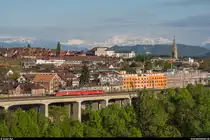 SBB RAe 4/8 1021  Churchill-Pfeil  am 14. Mai 2019 auf dem Lorraineviadukt in Bern. Im Hintergrund das Berner Münster und die Berner Oberländer Alpen.