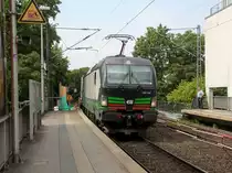193 744 von der Wiener-Lokalbahnen-Cargo kommt aus Richtung Aachen-West mit einem langen KLV-Containerzug aus Genk(B) nach Trieste-Campo-Marzio(I) und fährt durch Aachen-Schanz in Richtung Aachen-Hbf,Aachen-Rothe-Erde,Stolberg-Hbf(Rheinland)Eschweiler-Hbf,Langerwehe,Düren,Merzenich,Buir,Horrem,Kerpen-Köln-Ehrenfeld,Köln-West,Köln-Süd. Aufgenommen vom Bahnsteig von Aachen-Schanz.
Bei Sonnenschein am Nachmittag vom 4.6.2019.