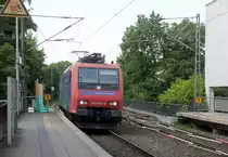 482 018-9 von der SBB-Cargo kommt als Lokzug aus Aachen-West nach Köln-Eifeltor aus Richtung Aachen-West und fährt durch Aachen-Schanz in Richtung Aachen-Hbf,Aachen-Rothe-Erde,Aachen-Eilendorf,Stolberg-Hbf(Rheinland)Eschweiler-Hbf,Langerwehe,Düren,Merzenich,Buir,Horrem,Kerpen-Köln-Ehrenfeld,Köln-West,Köln-Süd. Aufgenommen vom Bahnsteig von Aachen-Schanz.
Bei Sonnenschein am Nachmittag vom 4.6.2019.