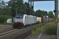 In Rheydt Hbf ist hier die 186 450 auf Gleis 1 bei der Durchfahrt gen Venlo zu sehen.
12.6.2019