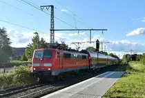 Auf Gleis 4 ist die 111 096 mit ihrem RE4 Verstärkerzug nach Aachen Hbf bei der Einfahrt in den Rheydter Hbf zu sehen.12.6.2019
