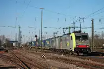 Am Nachmittag des 14.02.2018 fuhr Re 486 510 zusammen mit Rpool/BLSC 186 108 und einem  LKW Walter -KLV durch den Badischen Bahnhof von Basel in Richtung Rangierbahnhof Muttenz.