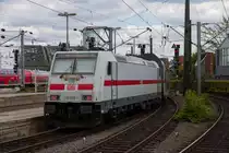 146 568-1 schiebt einen IC2 nach Dresden in Köln Hauptbahnhof, am 12.05.2019.
