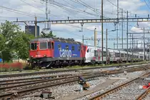 Die Re 620 033-1 schleppt einen Fabrikneuen Stadler Zug, der später in Wales eingesetzt wird, durch den Bahnhof Pratteln Richtung Schweizer Grenze. Die Aufnahme stammt vom 31.05.2019.