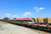 Zwischen zahlreichen Güterwagen flitzt der Planverkehr dahin . 
Preding Wieselsdorf am 13.Juni 2019