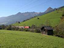 Zwischen Bad Hofgastein und Dorfgastein ist am Morgen des 18.10.05 EC 114  W�rthersee  nach Dortmund unterwegs. Der gr��te Weg liegt an diesem Tag noch vor dem Zug.