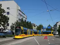 Ein Stadler Tango von BLT (Be 6/10 177) betreibt die Wendeschleife der Linie 11 in Saint Louis Grenze. 