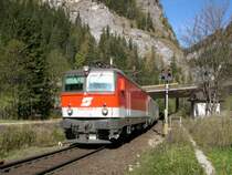 Den 744m langen oberen Klammsteintunnel hat am 19.10.2005 1044 066-7 mit IC 690 Wien - Salzburg - Klagenfurt verlassen und strebt nun ihrem n�chsten Halt Dorfgastein zu. Der Haltepunkt Klammstein wurde schon vor Jahren aufgelassen. Hier rechts oben befindet sich �brigens die Burg Klammstein.