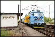 CER 242219-4 fährt hier am 16.5.2019 um 13.37 Uhr mit einem Kesselwagen Zug durch den Haltepunkt Ludovitov in Richtung Ungarn. Hinter der Lok läuft noch eine moderne E-Lok mit.