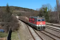Im Triestingtal von Leobersdorf nach Weißenbach-Neuhaus sind noch des öfteren Loks der Reihe 2143 mit dem Fahrverschub 76160/76167 von Wiener Neustadt nach Weißenbach-Neuhaus anzutreffen.
Hier zu sehen am 28.2.2019 die 2143 033 mit dem VG76167 bei der Einfahrt in den Bahnhof Enzersfeld-Lindabrunn.