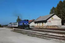 Am 4.10.2018 beschleunigt die HŽ 2044 008 mit dem R3006 von Zagreb Glavni Kolod. nach Varazdin aus den Bahnhof Zlatar Bistrica.