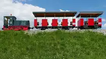 Auf Grund des Streckenunterbruchs zwischen Mäder und Kriessern konnte die Feldbahnlok die Wagen nur bis Mäder schieben. Nachdem die Fahrgäste ausgestiegen waren und sich zu Fuß auf den Rückweg über die Straßenbrücke machten, wurde auf den Auslöser gedrückt (30.05.2019).