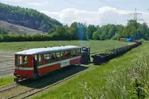 Die von der Orenstein & Koppel AG Montania unter der Nummer 11950 gebaute Feldbahnlok zieht den Wagen mit den wenigen Minuten zuvor in Mäder eingestiegenen Teilnehmern der vom Verein Rhein-Schauen (www.rheinschauen.at) organisierten 'Fotofahrt für Liebhaber' am Rheindamm entlang und erreicht am Ende des Bogens hinter den Bäumen das Ziel und Ende der Strecke, den Werkhof beim Steinbruch Kadelberg (30.05.2019).