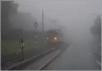 Der Nebel schränkt die Sicht auf das Wesentliche ein: den ankommende RhB ABe 4/4 I N° 35, die Hippsche Wendeschiebe und die Laterne der Einfahrweiche.

Schweizer Dampf Festivla 2019 der B-C, Blonay, den 9. Juni 2019