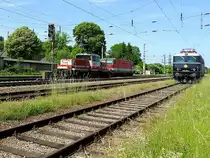 1163 009-4 zieht 1144 219-3 durch den Bhf. Timelkam, derweil 1010 015-4 auf weitere Einsätze wartet; 190609