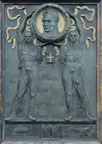 Eine italienische (?) Relieftafel zu Ehren von George Stephenson, unter dessen Leitung am 27. September 1825 die erste öffentliche Eisenbahn der Welt eingeweiht wurde. (National Railway Museum York, Mai 2019)