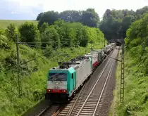 Die Cobra 2830 kommt aus dem Gemmenicher-Tunnel raus mit einem Containerzug aus  Zeebrugge-Vorming(B) nach Gallarate(B) und fährt nach Aachen-West und rollt die Gemmenicher-Rampe herunter nach Aachen-West. 
Aufgenommen in Reinartzkehl auf der Montzenroute. 
Bei Sonne und Regenwolken am Nachmittag vom 8.6.2019.