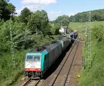 Die Cobra 2839 und eine 186er von Lineas/Railpool  kommen aus Richtung Aachen-West und fahren die Gemmenicher-Rampe hochgefahren mit einem Containerzug aus  Gallarate(I) nach Zeebrugge-Voorhaven-West(B) und fahren gleich in den Gemmenicher-Tunnel hinein und fuhren in Richtung Montzen/Vise(B). 
Aufgenommen in Reinartzkehl an der Montzenroute.
Bei Sonnenschein und Regenwolken am Nachmittag vom 8.6.2019.