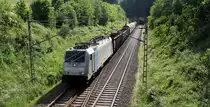 186 183-0 von Lineas/Railpool kommt aus dem Gemmenicher-Tunnel raus mit einem gemischten Güterzug aus Antwerpen-Noord(B) nach Köln-Gremberg(D)  und fährt nach Aachen-West und rollt die Gemmenicher-Rampe herunter nach Aachen-West. 
Aufgenommen in Reinartzkehl an der Montzenroute.
Bei Sonnenschein und Regenwolken am Nachmittag vom 8.6.2019.