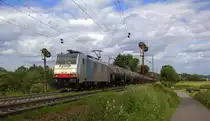 186 259-8 von DB-Schenker kommt aus Richtung Aachen-West und fährt die Gemmenicher-Rampe hoch mit einem langen Ölleerzug aus Basel(CH) nach Antwerpen-Petrol(B) und fährt in Richtung Gemmenicher-Tunnel,Botzelaer(B),Gemmenich(B),Nouvelaer(B),Moresnet(B),Moresnet-Chapelle(B),Montzen(B). 
Aufgenommen an der Gemmenicher-Rampe am Gemmenicher-Weg an der Montzenroute. 
Bei Sonne und Regenwolken am Nachmittag vom 8.6.2019.
