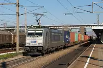 Hbf Wels am 10. Oktober 2018: Die Metrans 386 009-5 ist mit einem Containerzug unterwegs. Was da wohl drin ist?? 