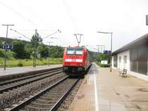 Punkt 12 Uhr Mittags verl��t der RE 4708 mit Schublok BR 146 235-7 den Bahnhof St.Georgen/Schwarzwald am 26.6.07