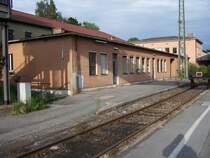 Nebengeb�ude des Bahnhofs Rosenheim verweist. Beherbergte Fahrmeister, Aufenthaltsraum f�r Zugf�hrer und Schaffner, Rangierdienstleiter und Aufenthaltsraum f�r die Rangierer. Wagenmeister, Bahnpolizei und Bahnhofsmission. Durchgang zur ehemaligen Kantine in dem auch der Hundezwinger untergebracht war. Desweiteren befanden sich im Keller die Dusch- und Umkleider�ume. Aufgenommen am 25.05.07 