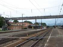 Nochmal die Ansicht vom Bahnsteig 2 Westansicht des Rosenheimer Bahnhofs mit Nebengeb�ude und im Vordergrund der Kleppersteg der die Stadt mit dem s�dlichen Stadtteil verbindet. Wer wei� wielang er noch stehen wird? Aufgenommen am 25.05.07.