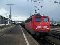 Die Br.140 683-4 fuhr im Juni 2007 mit einem Kesselwagenzug durch den Bahnhof Ingolstadt. Passend zum G�terverkehr ist auch das Wetter.
