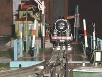 Meine Uhrwerkanlage nach dem Umbau auf elektr.Betrieb (20V)
mit M�rklin Rollmaterial aus den 30er Jahren.Blick gegen den
Bahnhof.