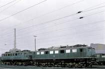 150 142 + 150 120 abgestellt hinter der Bw-Halle, im Gbf. HA-Eckesey.
1978 war die alte Farbgebung noch vorhanden.