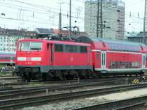111 185-5 zieht einen Doppelstockwagen im Bereich des M�nchener Hbf. 070615 