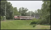 363146-2 poltert geräuschvoll am 16.5.2019 um 17.24 Uhr mit dem r 815 nach Kosice über die Flußbrücke bei Ulany nad Zitavou8.